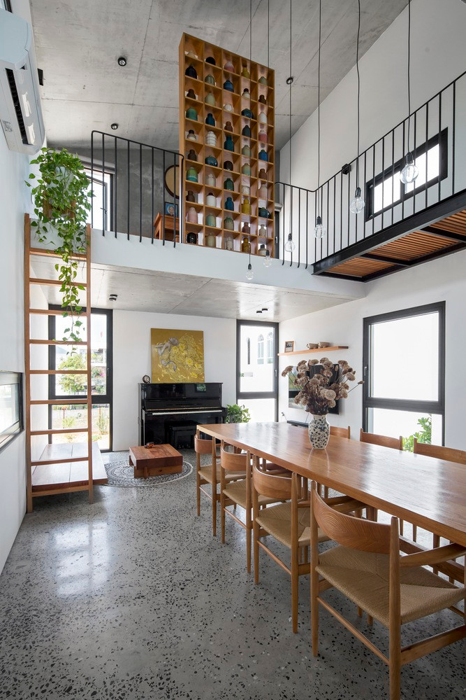 Chất liệu nội thất cũng đồng nhất với ngoại thất và được kết hợp với chất liệu chính là gỗ tự nhiên tạo nên cảm giác mộc mạc và bền vững cho ngôi nhà nhiệt đới.