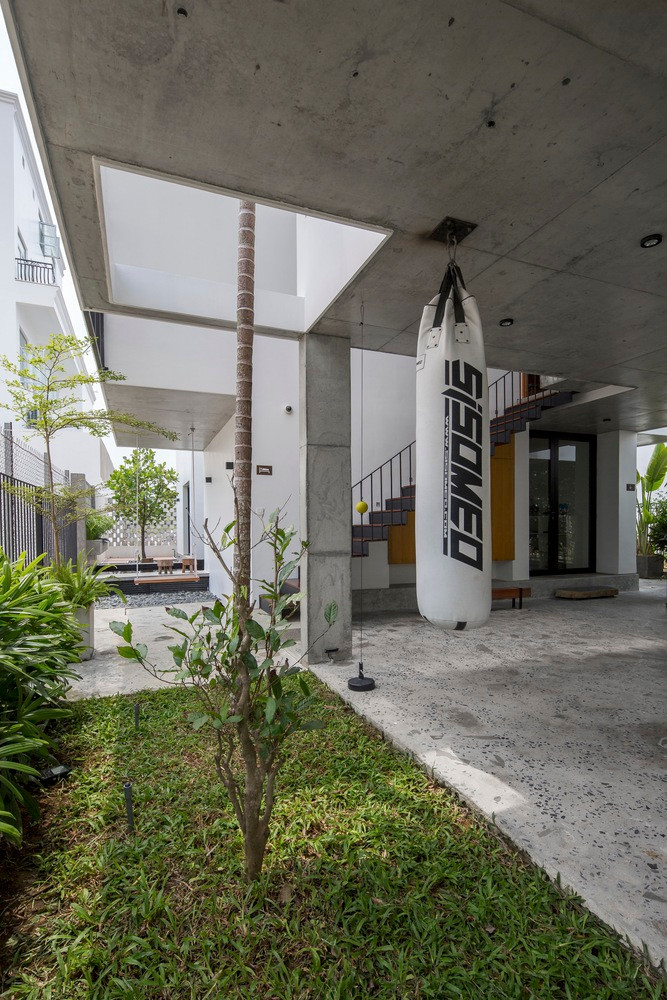 Ao giữa hai dãy nhà tạo cảnh quan và làm mát không khí trong những ngày nắng nóng.