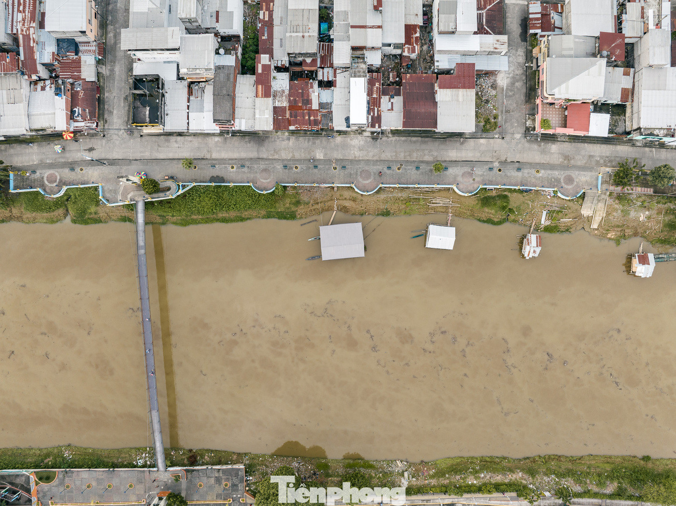 Các kiến trúc sư cho rằng mẫu nhà nổi này là một trong những giải pháp khả thi để giải quyết tình trạng không có nơi ở khi có lũ lụt cho người dân vùng sông nước mỗi mùa bão đến. Các kiến trúc sư cho rằng mẫu nhà nổi này là một trong những giải pháp khả thi để giải quyết tình trạng không có nơi ở khi có lũ lụt cho người dân vùng sông nước mỗi mùa bão đến.