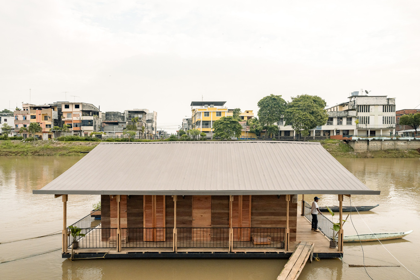 Cấu trúc của ngôi nhà bao gồm các khung mô-đun dài 2m bằng gỗ địa phương, tạo thành mái đầu hồi. Cấu trúc của ngôi nhà bao gồm các khung mô-đun dài 2m bằng gỗ địa phương, tạo thành mái đầu hồi.