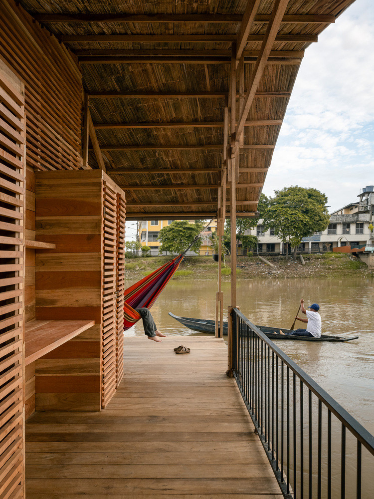 Mặc dù bên ngoài có vẻ thiết kế đơn giản, nhưng ngôi nhà khiến nhiều người phải trầm trồ khi không gian bên trong lại khá nên thơ hữu tình. Các thành viên có thể mắc võng trên hiên để ngắm nhìn cảnh sông nước, tận hưởng những làn gió mát mỗi khi rảnh rỗi. Mặc dù bên ngoài có vẻ thiết kế đơn giản, nhưng ngôi nhà khiến nhiều người phải trầm trồ khi không gian bên trong lại khá nên thơ hữu tình. Các thành viên có thể mắc võng trên hiên để ngắm nhìn cảnh sông nước, tận hưởng những làn gió mát mỗi khi rảnh rỗi.