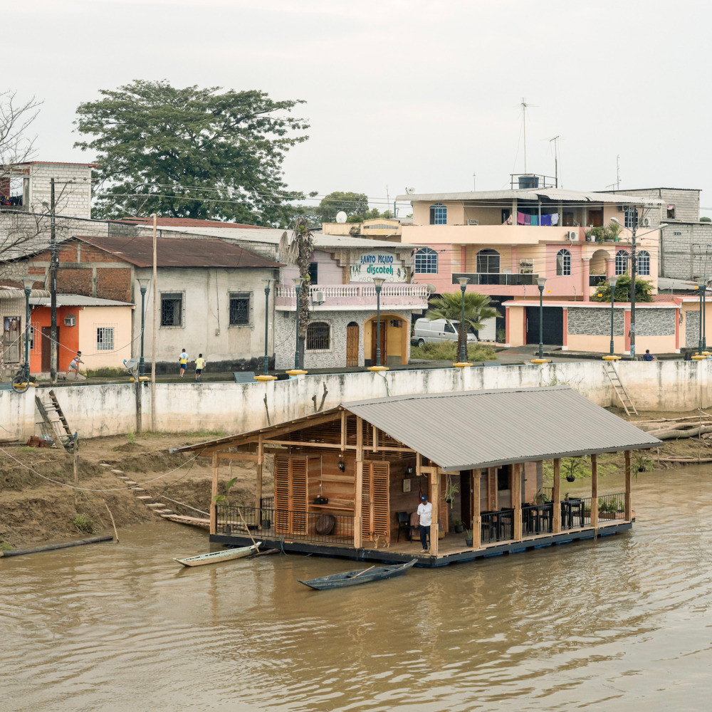 Cấu trúc của ngôi nhà bao gồm các khung mô-đun dài 2m bằng gỗ địa phương, tạo thành mái đầu hồi. Cấu trúc của ngôi nhà bao gồm các khung mô-đun dài 2m bằng gỗ địa phương, tạo thành mái đầu hồi.