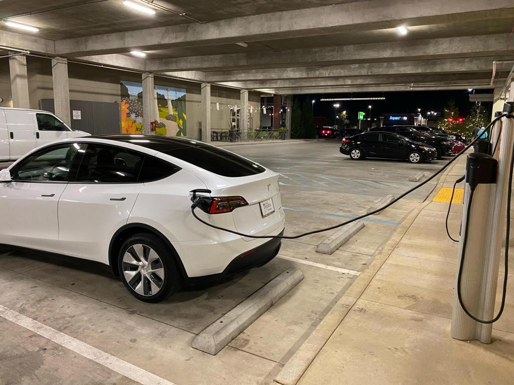 Cần có sự đầu tư đồng bộ về cơ sở hạ tầng xe điện, nhất là các trụ sạc xe điện trong hầm để xe của các chung cư cùng hành lang pháp lý rõ ràng.