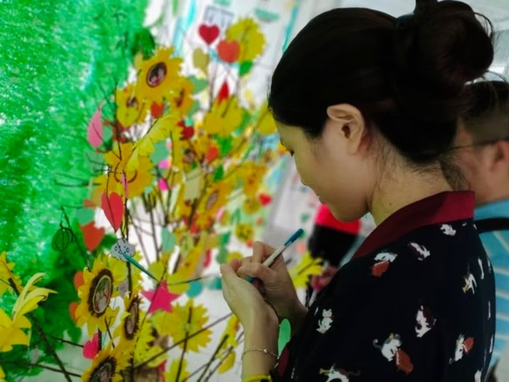 Phụ huynh viết lời tri ân nhà giáo trong dịp lễ 20/11 (Ảnh: Hoài Nam).