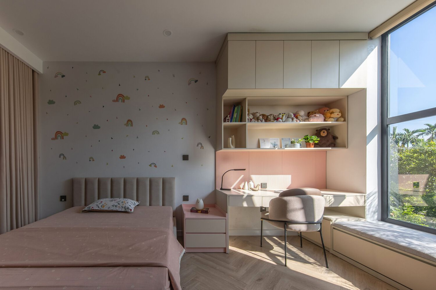 Theo kiến trúc sư, yếu tố tự nhiên đóng vai trò quan trọng trong việc tạo nên một không gian kiến trúc độc đáo vừa giản dị, mộc mạc, mang lại cảm giác bình yên cho những người sống trong ngôi nhà ngập tràn ánh nắng và cây xanh. Theo kiến trúc sư, yếu tố tự nhiên đóng vai trò quan trọng trong việc tạo nên một không gian kiến trúc độc đáo vừa giản dị, mộc mạc, mang lại cảm giác bình yên cho những người sống trong ngôi nhà ngập tràn ánh nắng và cây xanh.