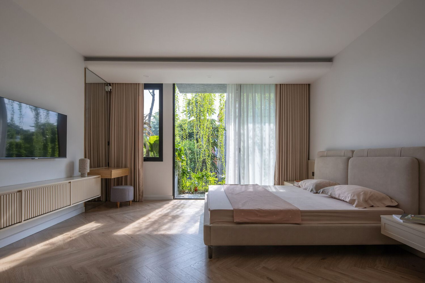 Sân vườn, hiên nhà và không gian đệm kết hợp với rèm hoa cúc còn giúp giảm thiểu các vấn đề về bức xạ nhiệt, gió khô nóng và lượng mưa hạn chế. Các không gian bên trong vẫn có tầm nhìn thoáng đãng và được tô điểm bằng cây xanh. Sân vườn, hiên nhà và không gian đệm kết hợp với rèm hoa cúc còn giúp giảm thiểu các vấn đề về bức xạ nhiệt, gió khô nóng và lượng mưa hạn chế. Các không gian bên trong vẫn có tầm nhìn thoáng đãng và được tô điểm bằng cây xanh.