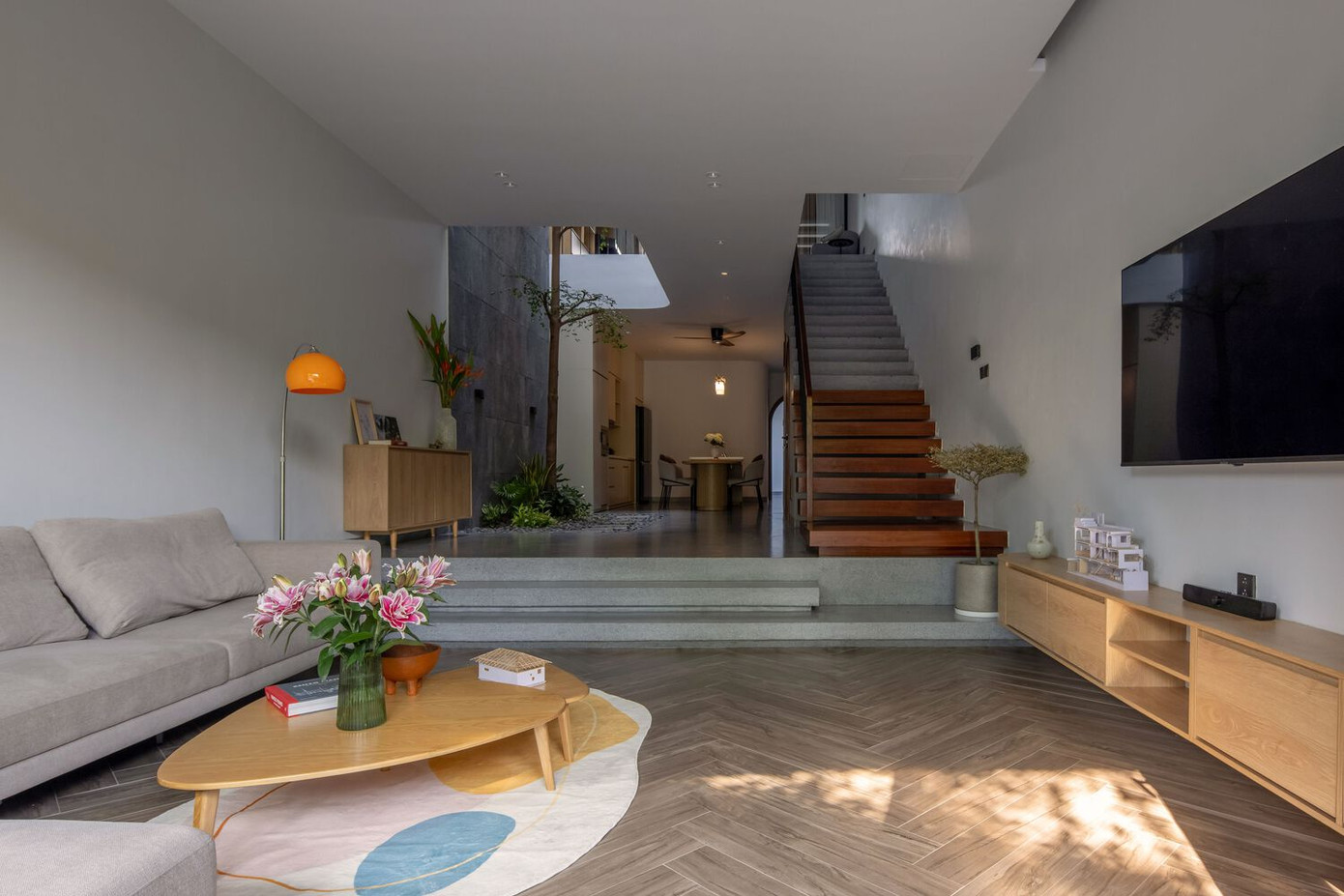 Ngôi nhà mang vẻ đẹp của sự đơn giản, kết hợp giữa phong cách kiến trúc tối giản và cân đối. Ngôi nhà mang vẻ đẹp của sự đơn giản, kết hợp giữa phong cách kiến trúc tối giản và cân đối.