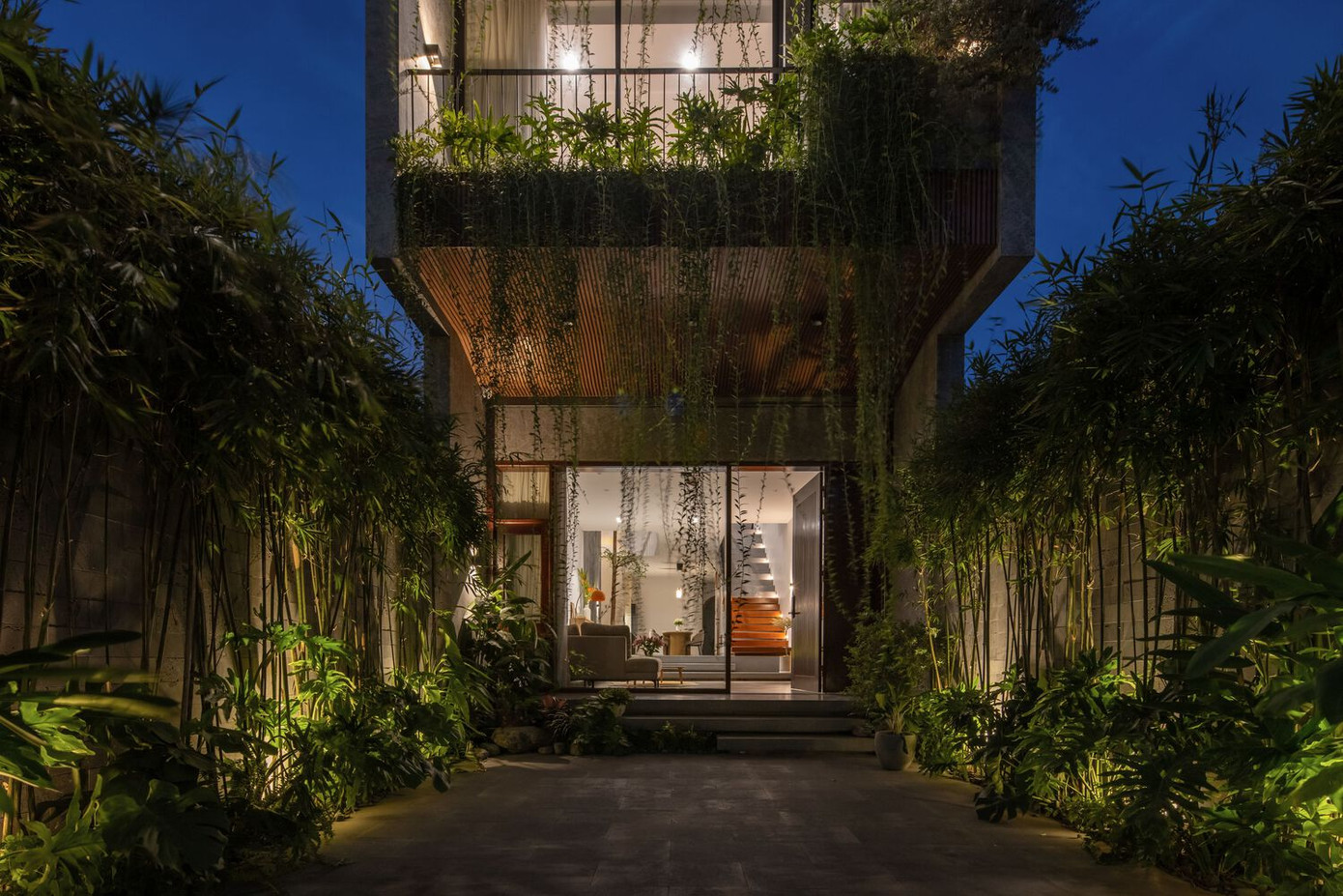 Theo kiến trúc sư, yếu tố tự nhiên đóng vai trò quan trọng trong việc tạo nên một không gian kiến trúc độc đáo vừa giản dị, mộc mạc, mang lại cảm giác bình yên cho những người sống trong ngôi nhà ngập tràn ánh nắng và cây xanh. Theo kiến trúc sư, yếu tố tự nhiên đóng vai trò quan trọng trong việc tạo nên một không gian kiến trúc độc đáo vừa giản dị, mộc mạc, mang lại cảm giác bình yên cho những người sống trong ngôi nhà ngập tràn ánh nắng và cây xanh.