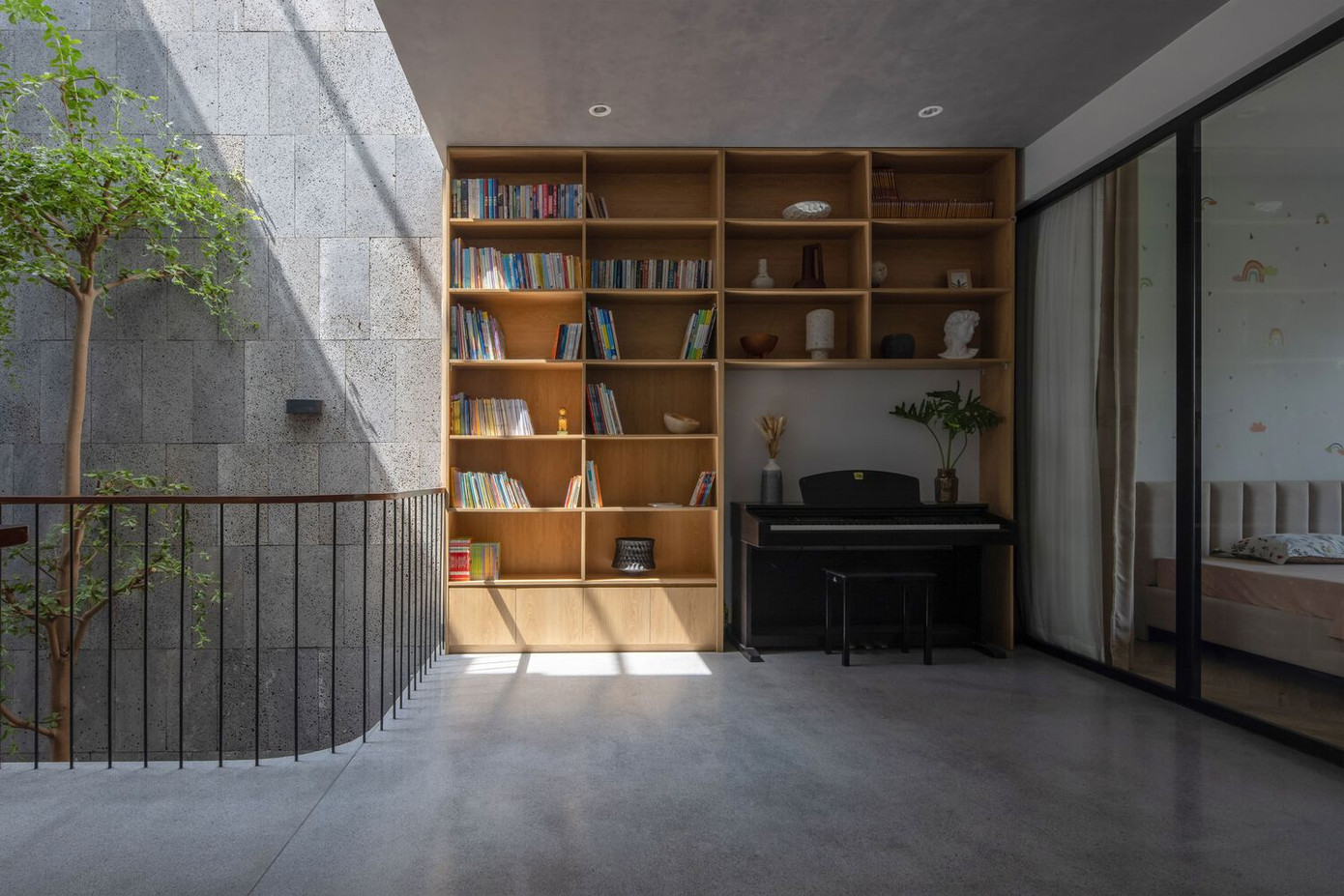 Ngôi nhà mang vẻ đẹp của sự đơn giản, kết hợp giữa phong cách kiến trúc tối giản và cân đối. Ngôi nhà mang vẻ đẹp của sự đơn giản, kết hợp giữa phong cách kiến trúc tối giản và cân đối.