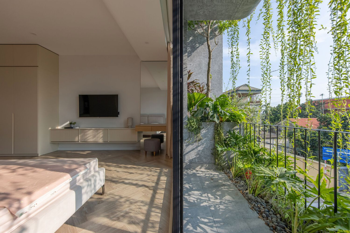 Sân vườn, hiên nhà và không gian đệm kết hợp với rèm hoa cúc còn giúp giảm thiểu các vấn đề về bức xạ nhiệt, gió khô nóng và lượng mưa hạn chế. Các không gian bên trong vẫn có tầm nhìn thoáng đãng và được tô điểm bằng cây xanh. Sân vườn, hiên nhà và không gian đệm kết hợp với rèm hoa cúc còn giúp giảm thiểu các vấn đề về bức xạ nhiệt, gió khô nóng và lượng mưa hạn chế. Các không gian bên trong vẫn có tầm nhìn thoáng đãng và được tô điểm bằng cây xanh.