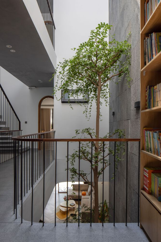 Giếng trời ở giữa kết nối không gian chung với không gian sống phía trên. Giếng trời ở giữa kết nối không gian chung với không gian sống phía trên.