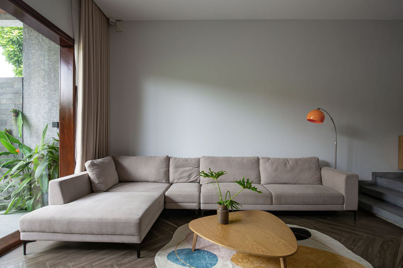 Ngôi nhà mang vẻ đẹp của sự đơn giản, kết hợp giữa phong cách kiến trúc tối giản và cân đối. Ngôi nhà mang vẻ đẹp của sự đơn giản, kết hợp giữa phong cách kiến trúc tối giản và cân đối.