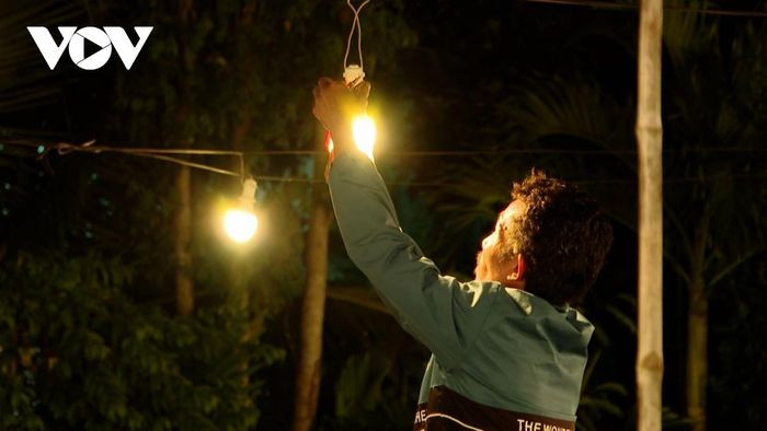 Chong đèn cho hoa để cây phát triển theo ý muốn và nở đúng dịp tết - Ảnh: Lưu Sơn Chong đèn cho hoa để cây phát triển theo ý muốn và nở đúng dịp tết - Ảnh: Lưu Sơn