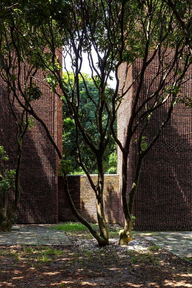 Thông qua Bảo tàng Đạo Mẫu, những viên gạch đất sét từ hàng trăm ngôi nhà cổ được bảo tồn và biến thành một sức sống mới thay vì bị bỏ đi. Tư liệu tiếp tục dấn thân vào một hành trình mới, một hành trình gìn giữ một cách gắn kết những tín ngưỡng vốn có của dân tộc.