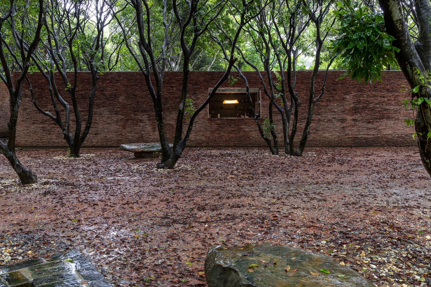 Cả đội ngũ kiến trúc sư và NSƯT Xuân Hinh đều nhất trí bảo tồn tất cả những gì hiện đang “có mặt trên mặt đất”, bao gồm toàn bộ cây cối đã cắm rễ trong vườn, ngôi nhà cổ, hàng rào, cột cổng.