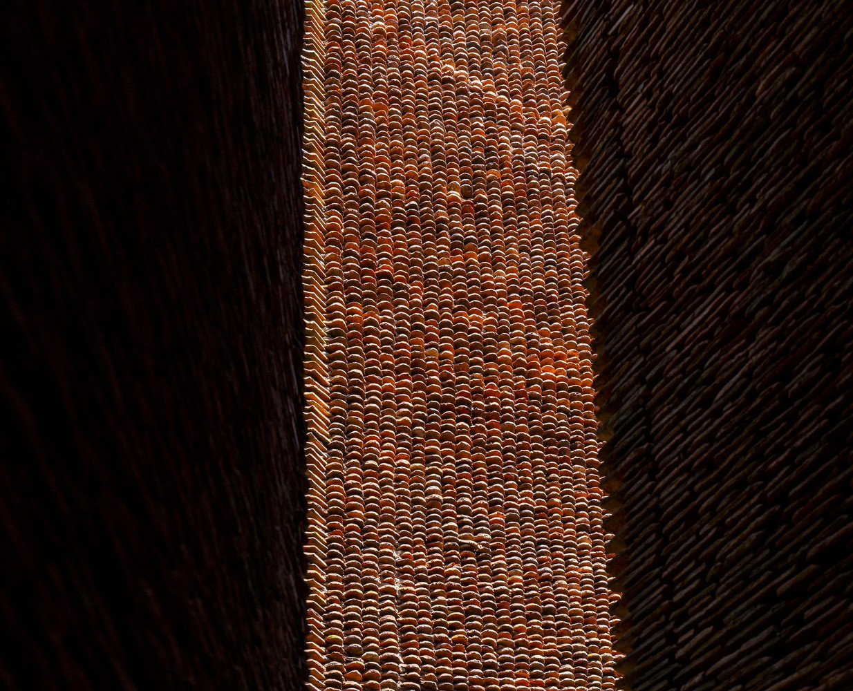 Theo chia sẻ của NSƯT Xuân Hinh, Bảo tàng Đạo Mẫu được xây dựng từ 5 triệu viên ngói cổ và 1 triệu viên gạch thất cổ.