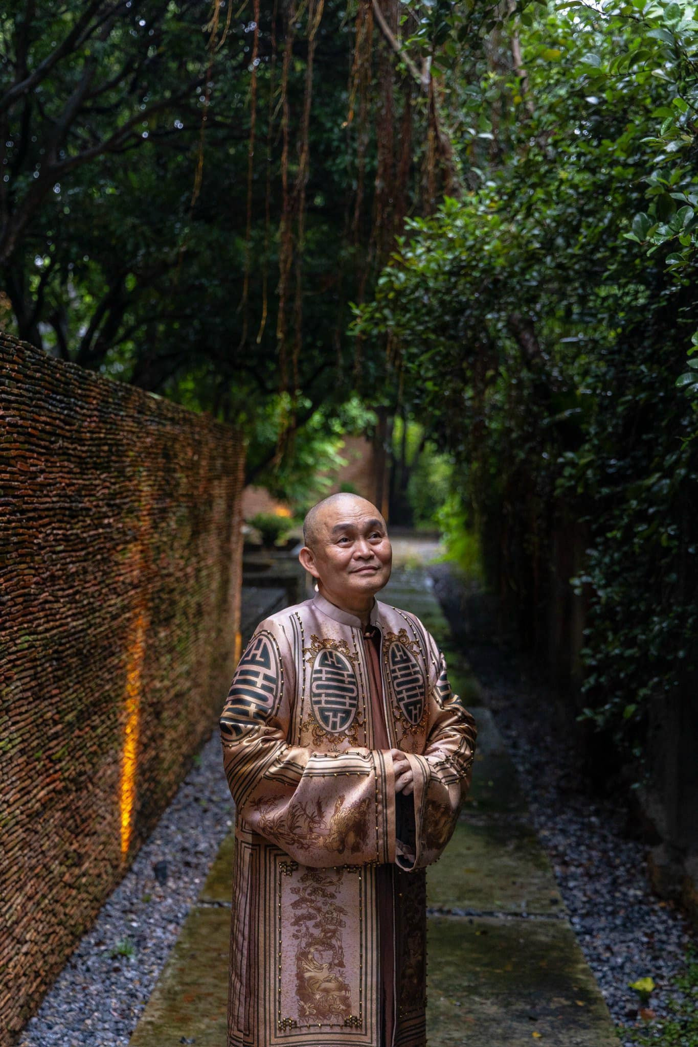 Mới đây, tạp chí thiết kế DesignBoom và Archdaily đồng loạt đăng tải bộ ảnh kiến trúc độc đáo tại dự án Bảo tàng Đạo Mẫu của “Vua hài đất Bắc” – NSƯT Xuân Hinh.