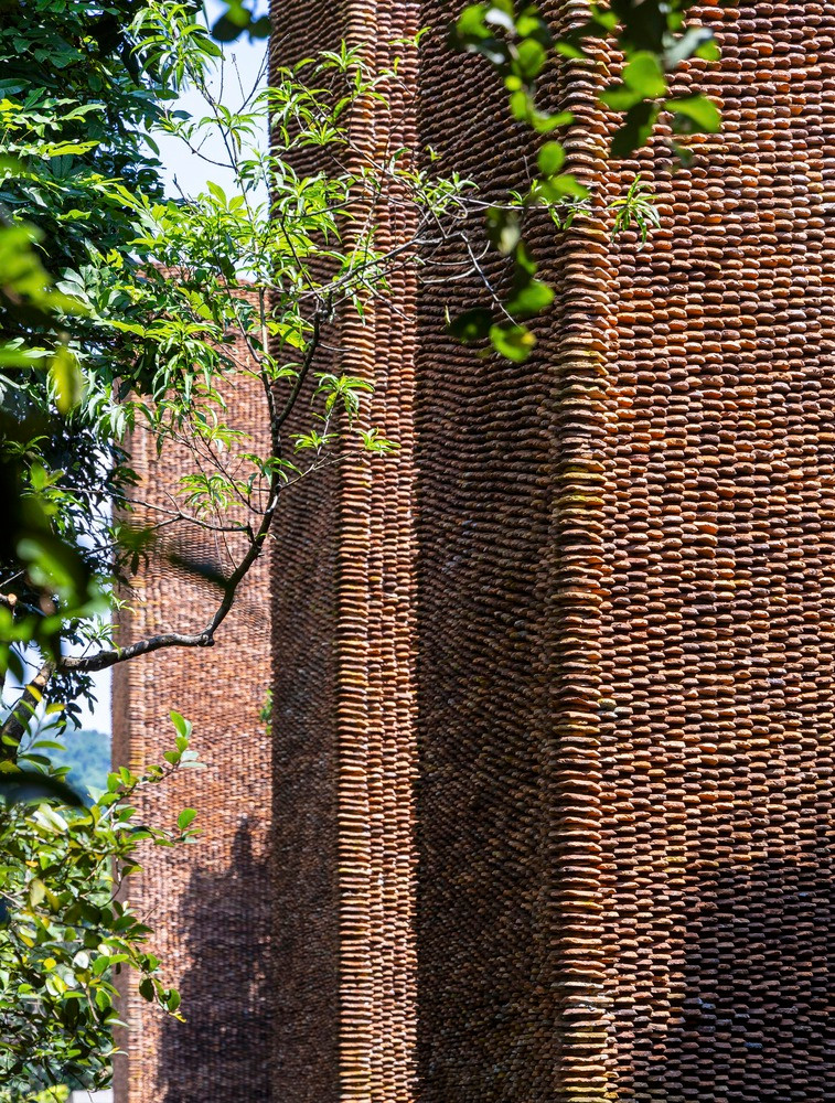 “Ý tưởng sử dụng ngói cũ xuất phát từ ký ức của tôi mỗi khi xem lễ múa vàng mã. Tôi nhớ đến cảm giác thiêng liêng qua làn khói nhang, qua ánh nắng chiều thấm sâu vào bên trong những mái ngói của các ngôi chùa. Từ xa, tôi có thể chiêm ngưỡng trọn vẹn những đường nét kiến trúc được hình thành bởi những mái nhà thấp thấp, tựa như một tấm rèm treo duyên dáng, nơi âm thanh của nhạc cụ, động tác múa, trang phục của đồng cốt và cử chỉ cúng dường hội tụ hài hòa trong một khung hình. " – KTS Nguyễn Hà / ARB Architects chia sẻ khi nói về Bảo tàng Đạo Mẫu của Vua hài đất Bắc.