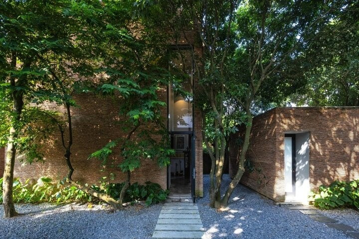 Trong khuôn viên rộng lớn của vườn cây ăn quả chỉ có một ngôi nhà nhỏ là nơi gia đình NSƯT Xuân Hinh nghỉ ngơi dịp cuối tuần.