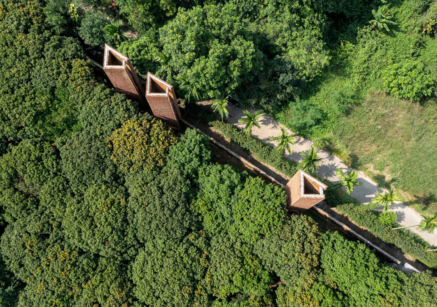 Theo bài viết này, dự án này của NSƯT Xuân Hinh nằm ở một ngôi làng ở ngoại thành Hà Nội với diện tích khoảng 5.000m2 trong khuôn viên vườn cây ăn quả có tuổi đời 50 năm.