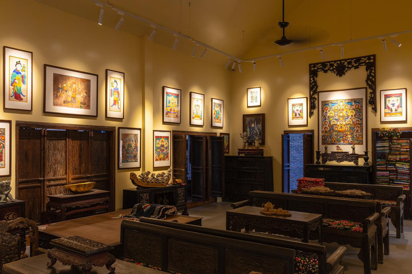 Tầng lửng của ngôi nhà cũ được tháo dỡ để lấy không gian cho việc trưng bày các bức tranh mô tả Đạo Mẫu.