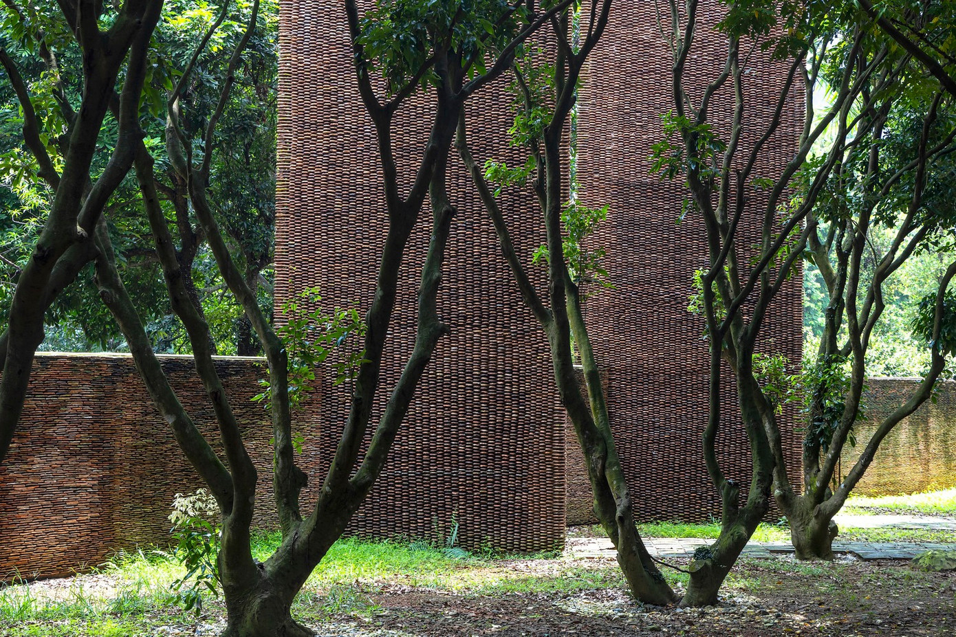 Cả đội ngũ kiến trúc sư và NSƯT Xuân Hinh đều nhất trí bảo tồn tất cả những gì hiện đang “có mặt trên mặt đất”, bao gồm toàn bộ cây cối đã cắm rễ trong vườn, ngôi nhà cổ, hàng rào, cột cổng.