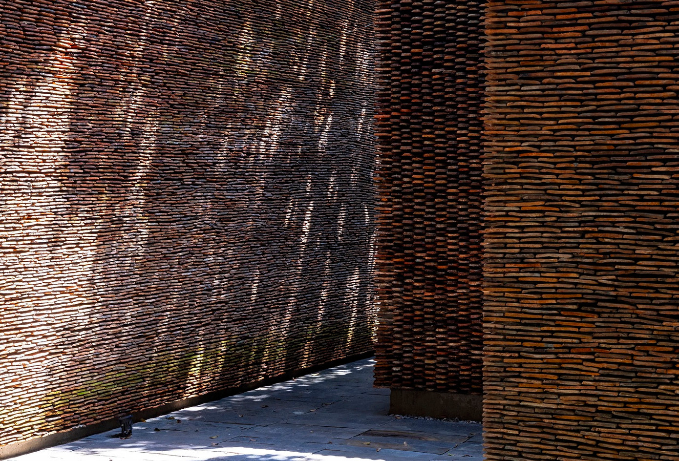 Vật liệu chủ đạo được sử dụng trong dự án này là gạch đất sét truyền thống, được chủ nhà sưu tầm từ hàng trăm ngôi nhà cổ kính ở khu vực lân cận.