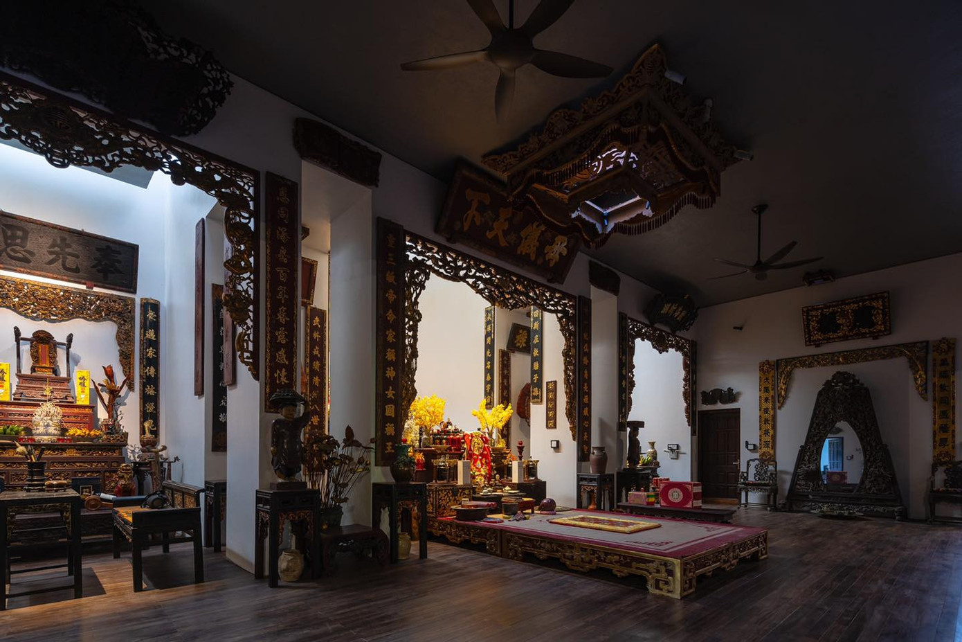 Các khối chức năng mới bao gồm khu vực ở, phòng trưng bày và nhà bếp được bố trí xung quanh ngôi nhà cũ, cũng như được cải tạo thành nơi trưng bày các hiện vật liên quan đến Đạo Mẫu.