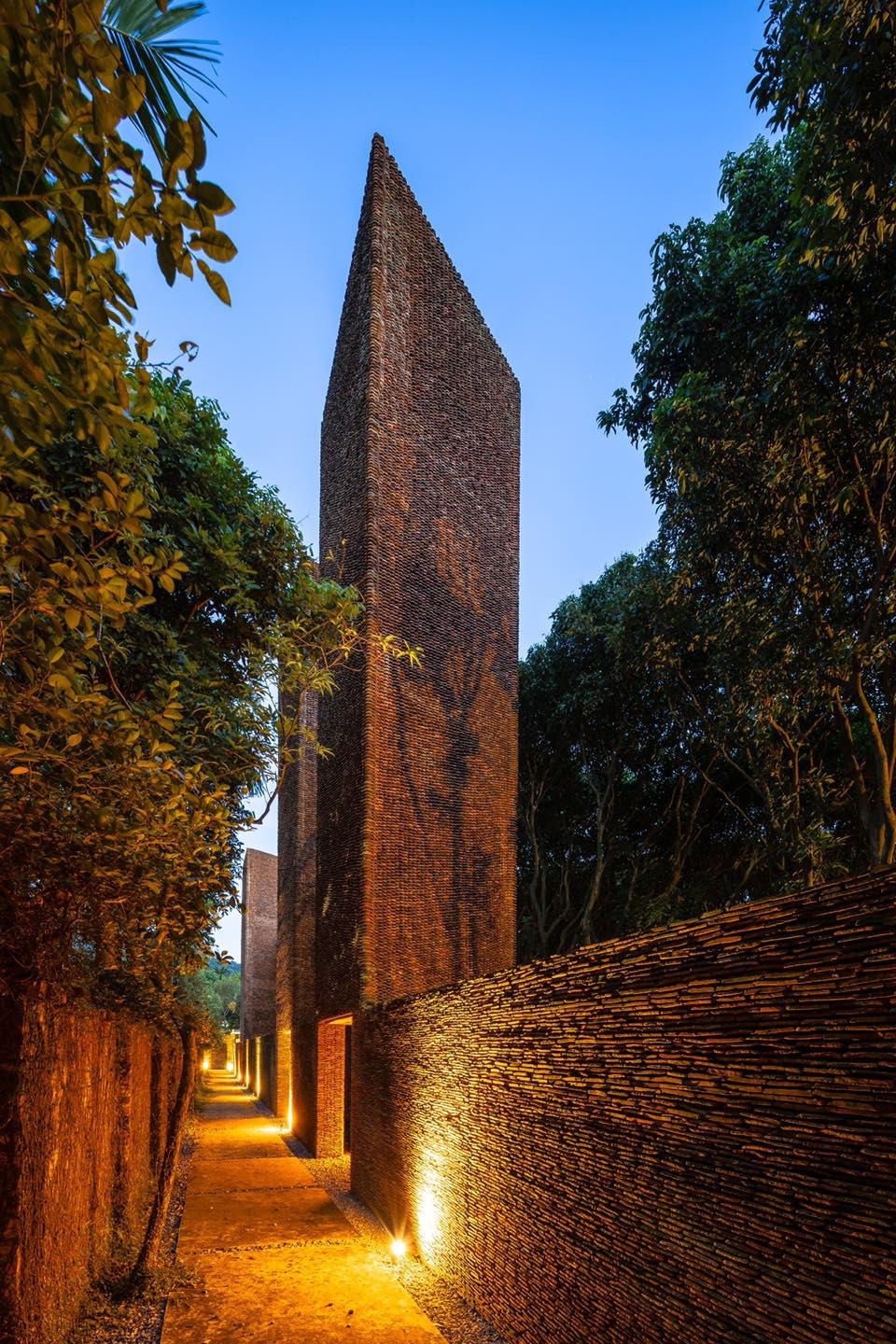 Mới đây, tạp chí thiết kế DesignBoom và Archdaily đồng loạt đăng tải bộ ảnh kiến trúc độc đáo tại dự án Bảo tàng Đạo Mẫu của “Vua hài đất Bắc” – NSƯT Xuân Hinh.