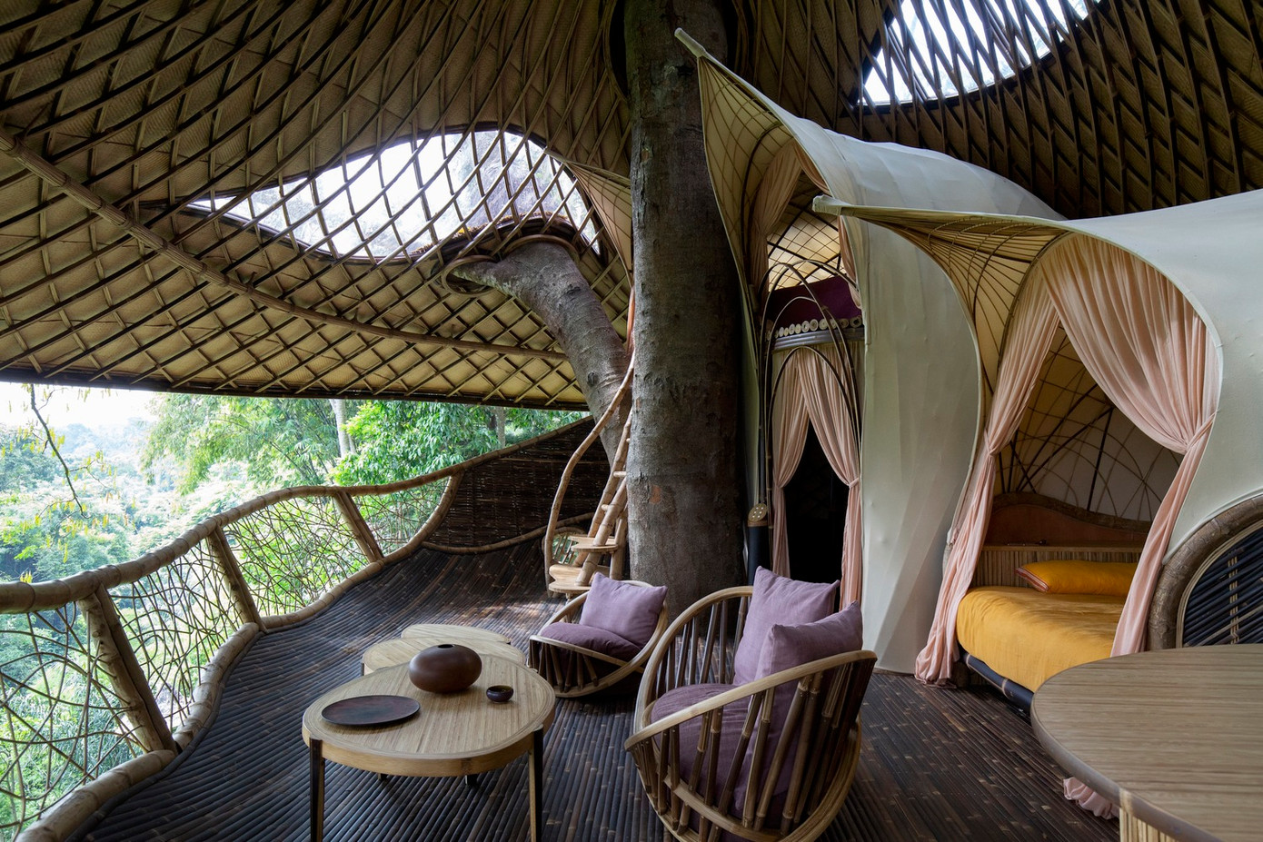 Tất cả các đồ đạc nội thất trong biệt thự đều làm bằng gỗ tếch của người Java.