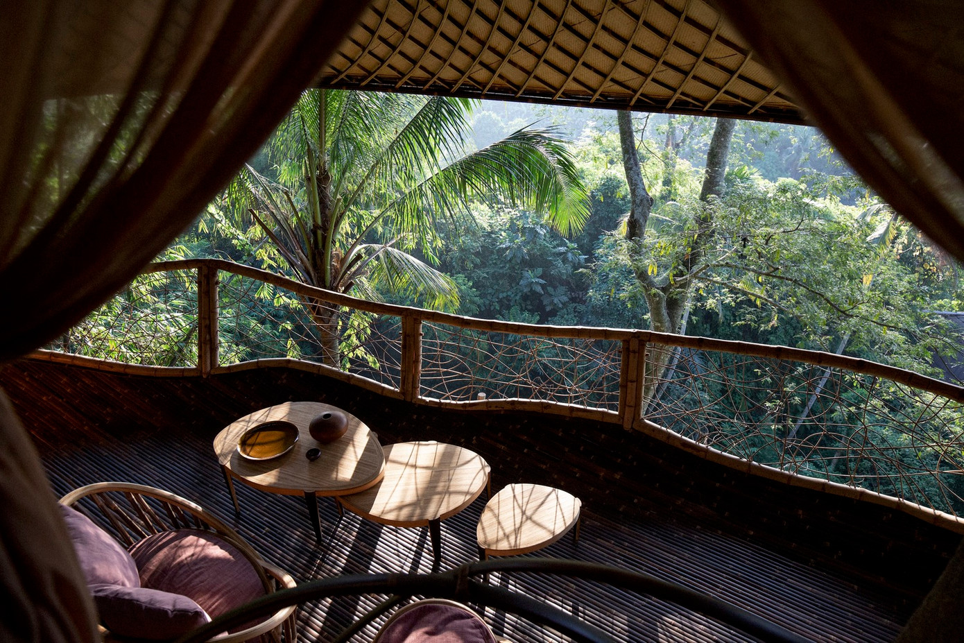 Cửa sổ hoàn toàn để trần để đón ánh sáng tự nhiên vào bên trong, cũng như hạn chế sử dụng điện năng thắp sáng.