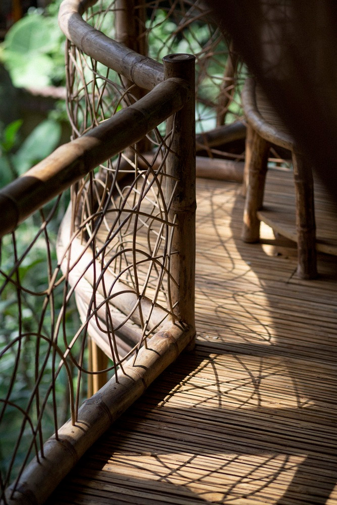 Cửa sổ hoàn toàn để trần để đón ánh sáng tự nhiên vào bên trong, cũng như hạn chế sử dụng điện năng thắp sáng.