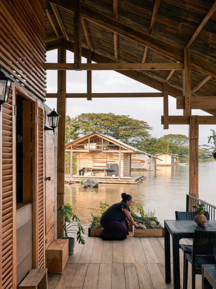Gia chủ còn có thể tạo một bè trồng rau nổi trên sông để cung cấp nguồn rau sạch cho gia đình. Gia chủ còn có thể tạo một bè trồng rau nổi trên sông để cung cấp nguồn rau sạch cho gia đình.