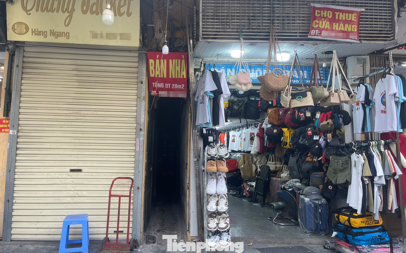 Tại Hà Nội, tình trạng biển rao bán nhà, cho thuê lại mặt bằng cũng xuất hiện khắp nơi. Thậm chí trên nhiều tuyến phố cổ, nơi có giá thuê mặt bằng và giá đất đắt đỏ bậc nhất cả nước cũng xuất hiện tình trạng tương tự. (Ảnh: Lộc Liên)