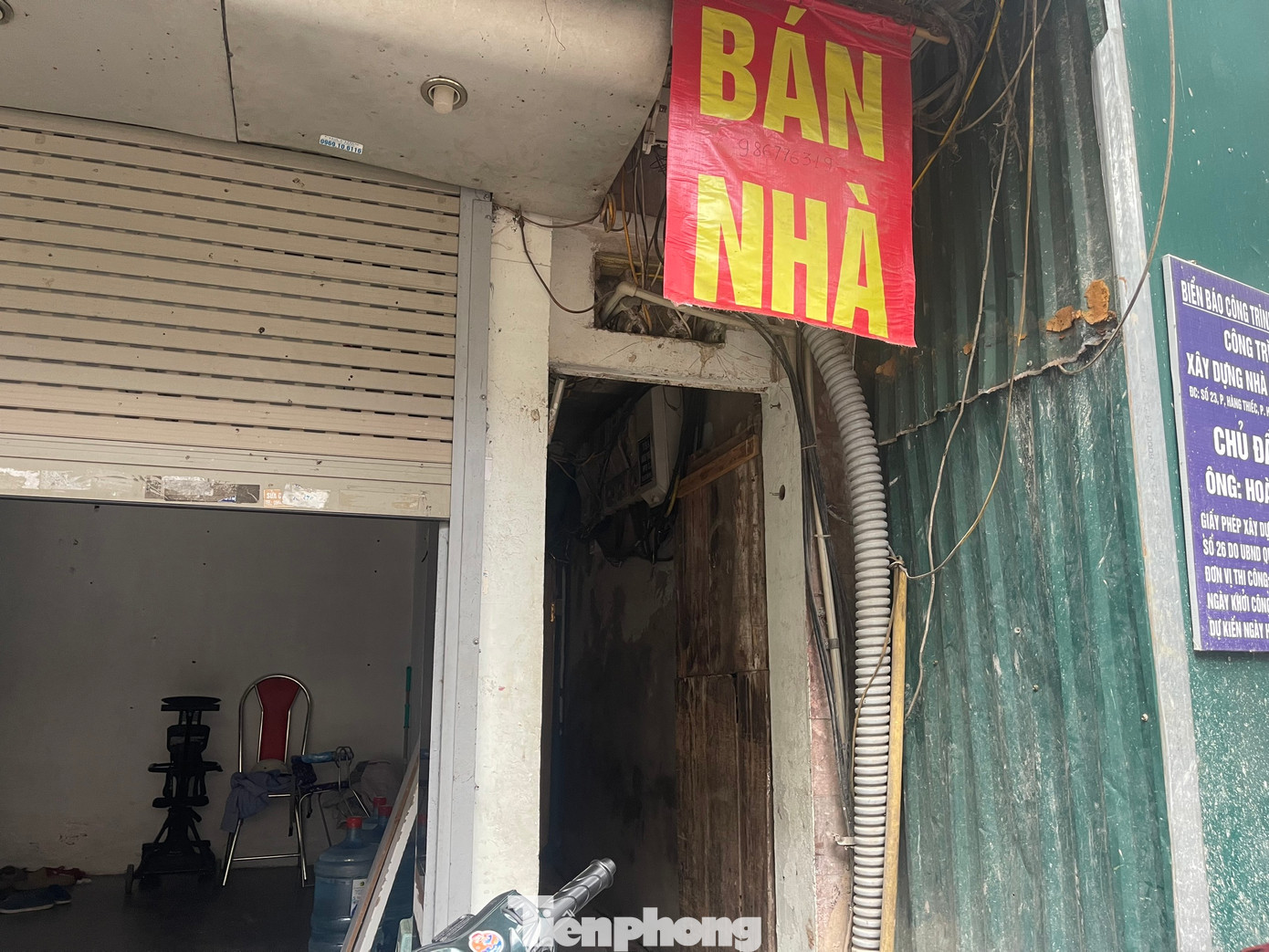 Tại Hà Nội, tình trạng biển rao bán nhà, cho thuê lại mặt bằng cũng xuất hiện khắp nơi. Thậm chí trên nhiều tuyến phố cổ, nơi có giá thuê mặt bằng và giá đất đắt đỏ bậc nhất cả nước cũng xuất hiện tình trạng tương tự. (Ảnh: Lộc Liên)