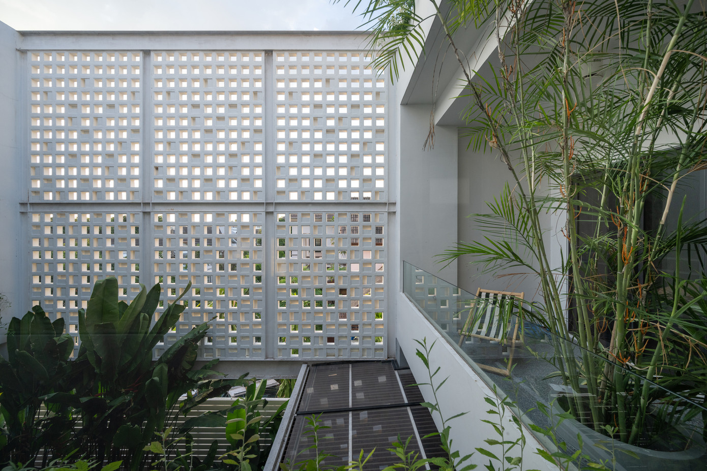 Tầng hai là không gian của hai phòng ngủ và phòng làm việc. Tầng hai là không gian của hai phòng ngủ và phòng làm việc.