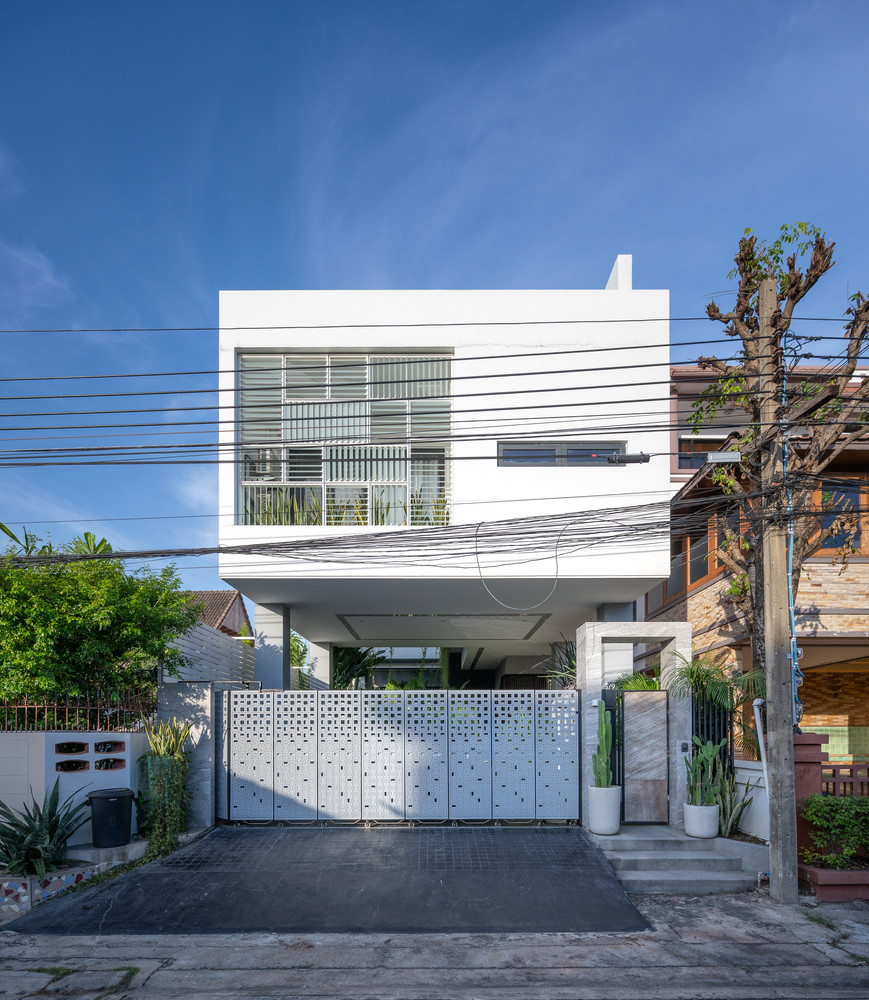 Biệt thự này vốn nằm trong khu đất hẹp và dài, nằm giữa ngôi nhà 4 tầng và một ngôi nhà 2 tầng. Gia chủ mong muốn tổ ấm của mình được thiết kế theo phong cách hiện đại với vườn cây xanh mát. Biệt thự này vốn nằm trong khu đất hẹp và dài, nằm giữa ngôi nhà 4 tầng và một ngôi nhà 2 tầng. Gia chủ mong muốn tổ ấm của mình được thiết kế theo phong cách hiện đại với vườn cây xanh mát.