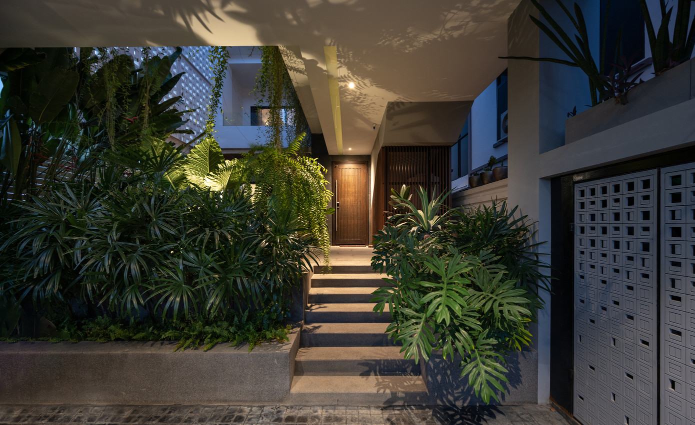 Không gian riêng tư ở tầng 1 được nâng lên 1,5 mét (so với tầm nhìn của mắt người) để đảm bảo sự riêng tư. Không gian riêng tư ở tầng 1 được nâng lên 1,5 mét (so với tầm nhìn của mắt người) để đảm bảo sự riêng tư.