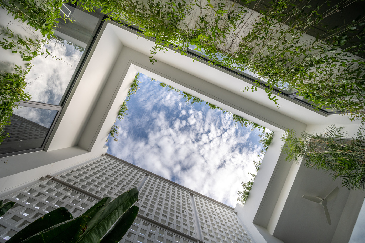 Để tiết kiệm chi phí thắp sáng cũng như để không khí trong nhà được lưu thông, nhóm thiết kế đã tạo ra một giếng trời lớn giữa biệt thự. Để tiết kiệm chi phí thắp sáng cũng như để không khí trong nhà được lưu thông, nhóm thiết kế đã tạo ra một giếng trời lớn giữa biệt thự.