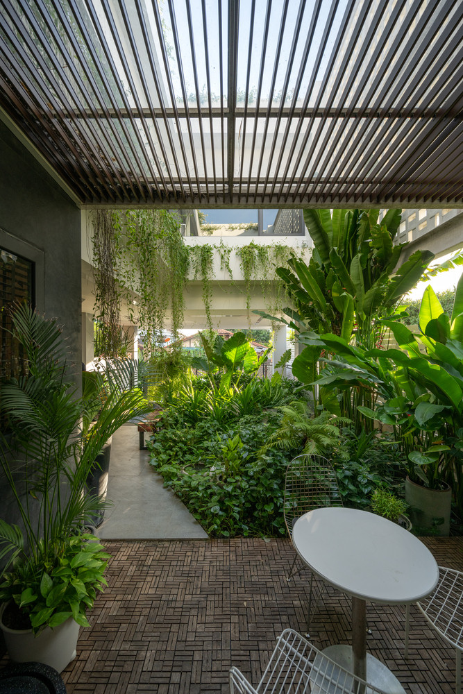Không gian trong nhà được thiết kế như một khu vườn nhiệt đới xanh tươi trong đó cây cối có tác dụng như một điều hòa không khí. Không gian trong nhà được thiết kế như một khu vườn nhiệt đới xanh tươi trong đó cây cối có tác dụng như một điều hòa không khí.