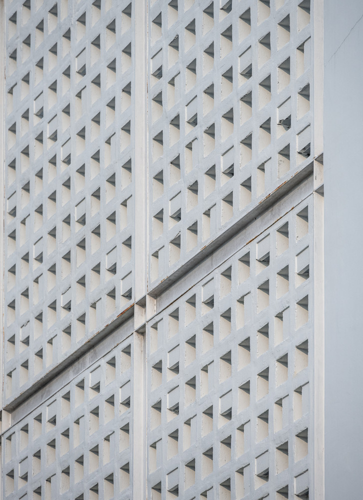 Khối thông gió và cửa chớp bằng kính được đưa vào thiết kế mặt tiền của biệt thự. Đặc biệt, mặt tiền phía Nam và phía Bắc sử dụng lam kính 2 hướng để ngôi nhà luôn thoáng mát. Khối thông gió và cửa chớp bằng kính được đưa vào thiết kế mặt tiền của biệt thự. Đặc biệt, mặt tiền phía Nam và phía Bắc sử dụng lam kính 2 hướng để ngôi nhà luôn thoáng mát.