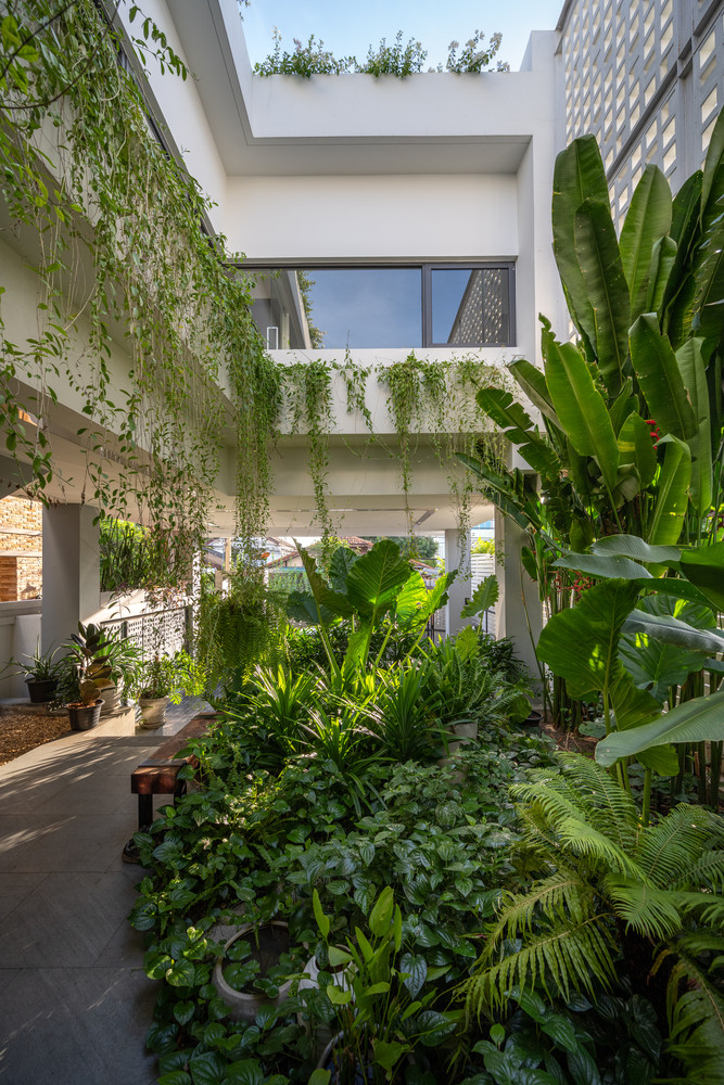 Không gian trong nhà được thiết kế như một khu vườn nhiệt đới xanh tươi trong đó cây cối có tác dụng như một điều hòa không khí. Không gian trong nhà được thiết kế như một khu vườn nhiệt đới xanh tươi trong đó cây cối có tác dụng như một điều hòa không khí.
