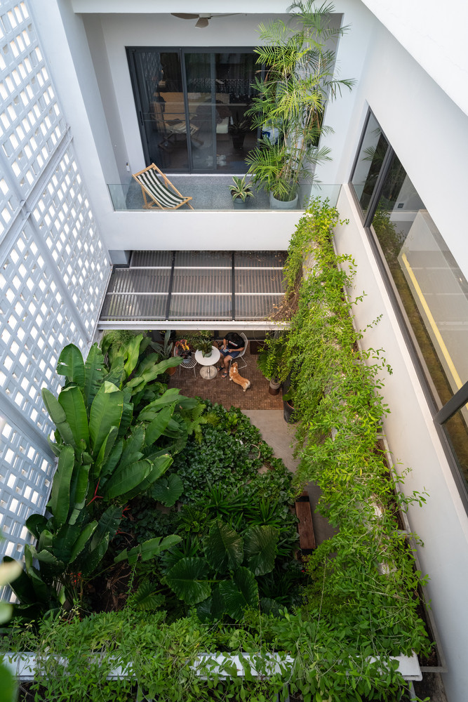 Khu vực sinh hoạt ở tầng 1 tiết giảm tường bao để thông gió chéo, cũng như lấy diện tích làm chỗ đậu xe cho 2 người. Khu vực sinh hoạt ở tầng 1 tiết giảm tường bao để thông gió chéo, cũng như lấy diện tích làm chỗ đậu xe cho 2 người.