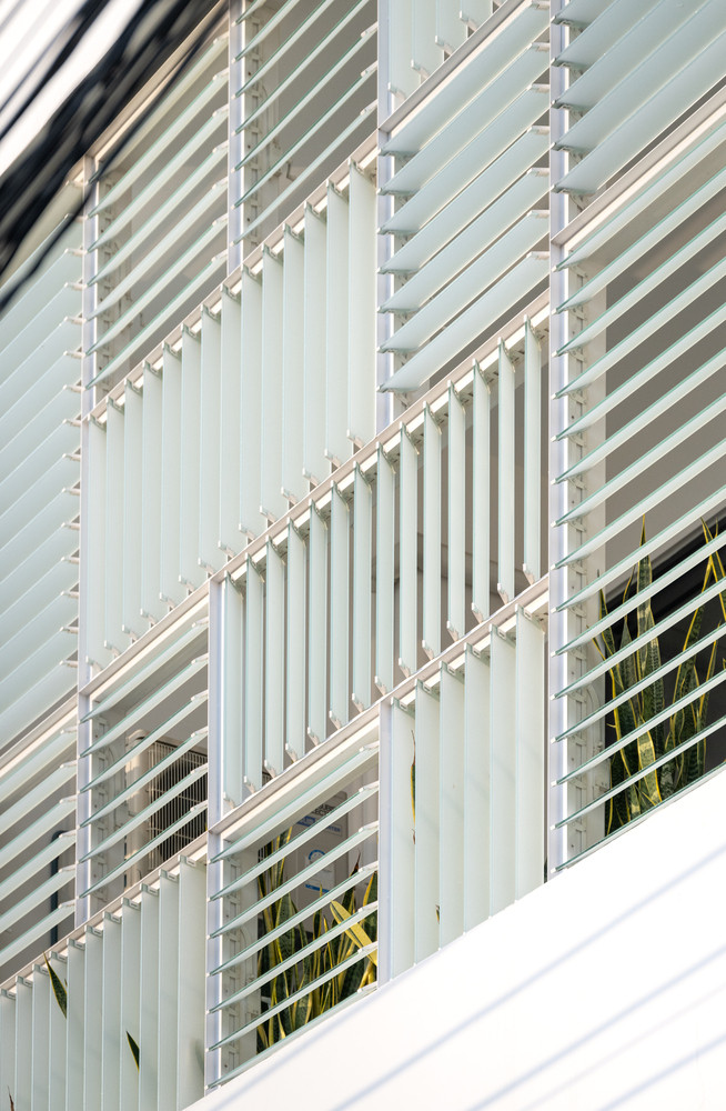 Khối thông gió và cửa chớp bằng kính được đưa vào thiết kế mặt tiền của biệt thự. Đặc biệt, mặt tiền phía Nam và phía Bắc sử dụng lam kính 2 hướng để ngôi nhà luôn thoáng mát. Khối thông gió và cửa chớp bằng kính được đưa vào thiết kế mặt tiền của biệt thự. Đặc biệt, mặt tiền phía Nam và phía Bắc sử dụng lam kính 2 hướng để ngôi nhà luôn thoáng mát.