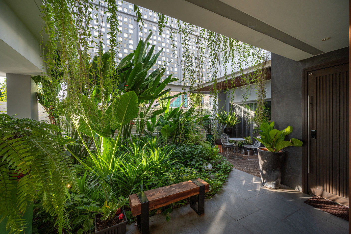 Không gian sinh hoạt, ăn uống và bếp ở tầng một có tầm nhìn ra khu vườn xanh mát. Không gian sinh hoạt, ăn uống và bếp ở tầng một có tầm nhìn ra khu vườn xanh mát.