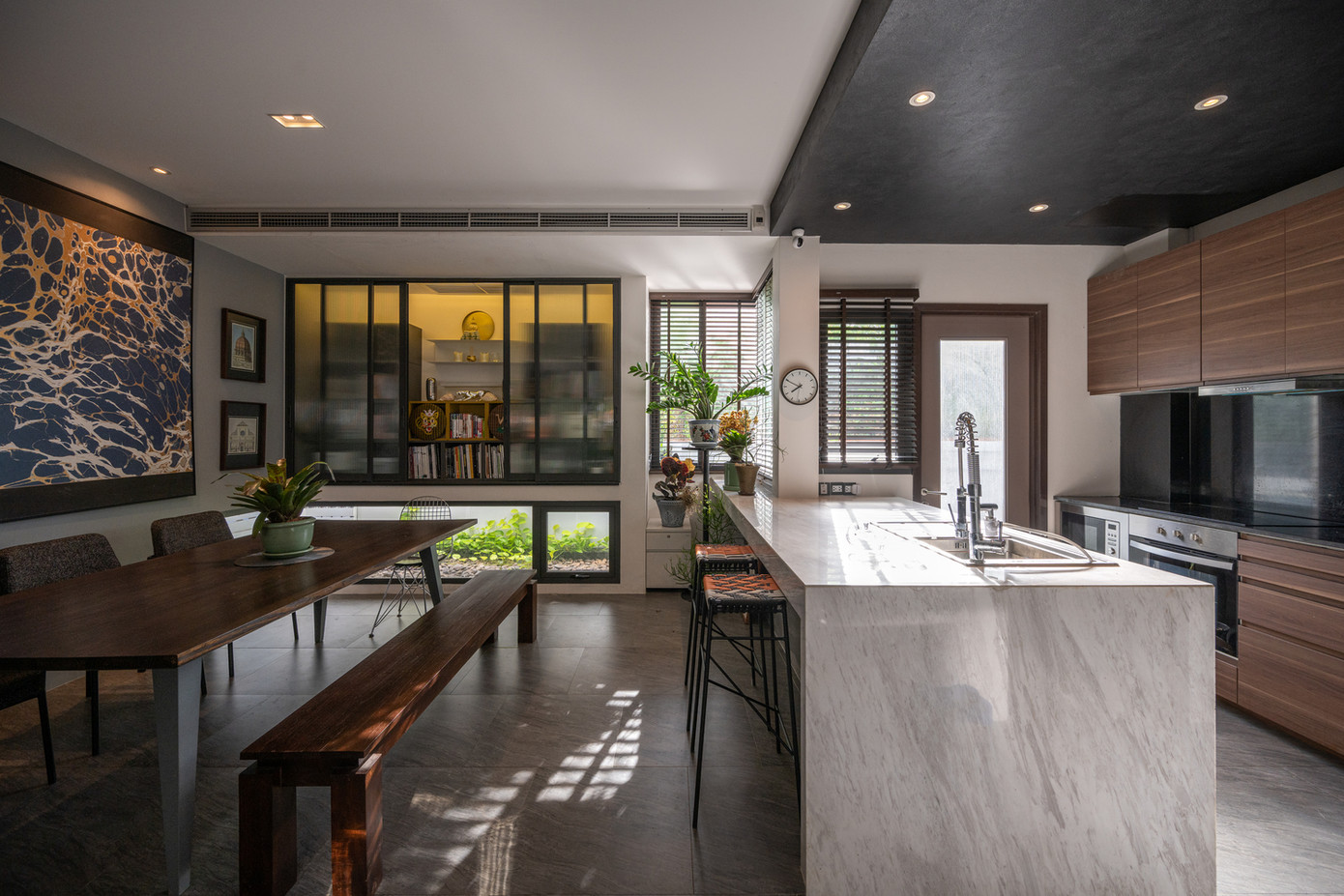 Không gian sinh hoạt, ăn uống và bếp ở tầng một có tầm nhìn ra khu vườn xanh mát. Không gian sinh hoạt, ăn uống và bếp ở tầng một có tầm nhìn ra khu vườn xanh mát.