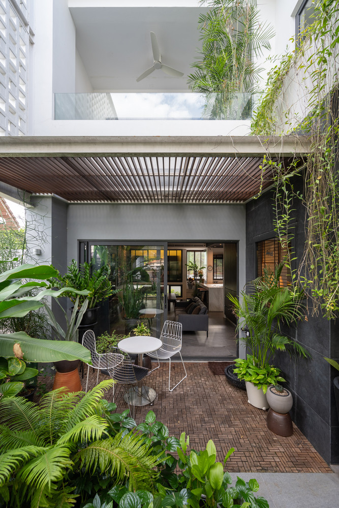 Khu vực sinh hoạt ở tầng 1 tiết giảm tường bao để thông gió chéo, cũng như lấy diện tích làm chỗ đậu xe cho 2 người. Khu vực sinh hoạt ở tầng 1 tiết giảm tường bao để thông gió chéo, cũng như lấy diện tích làm chỗ đậu xe cho 2 người.