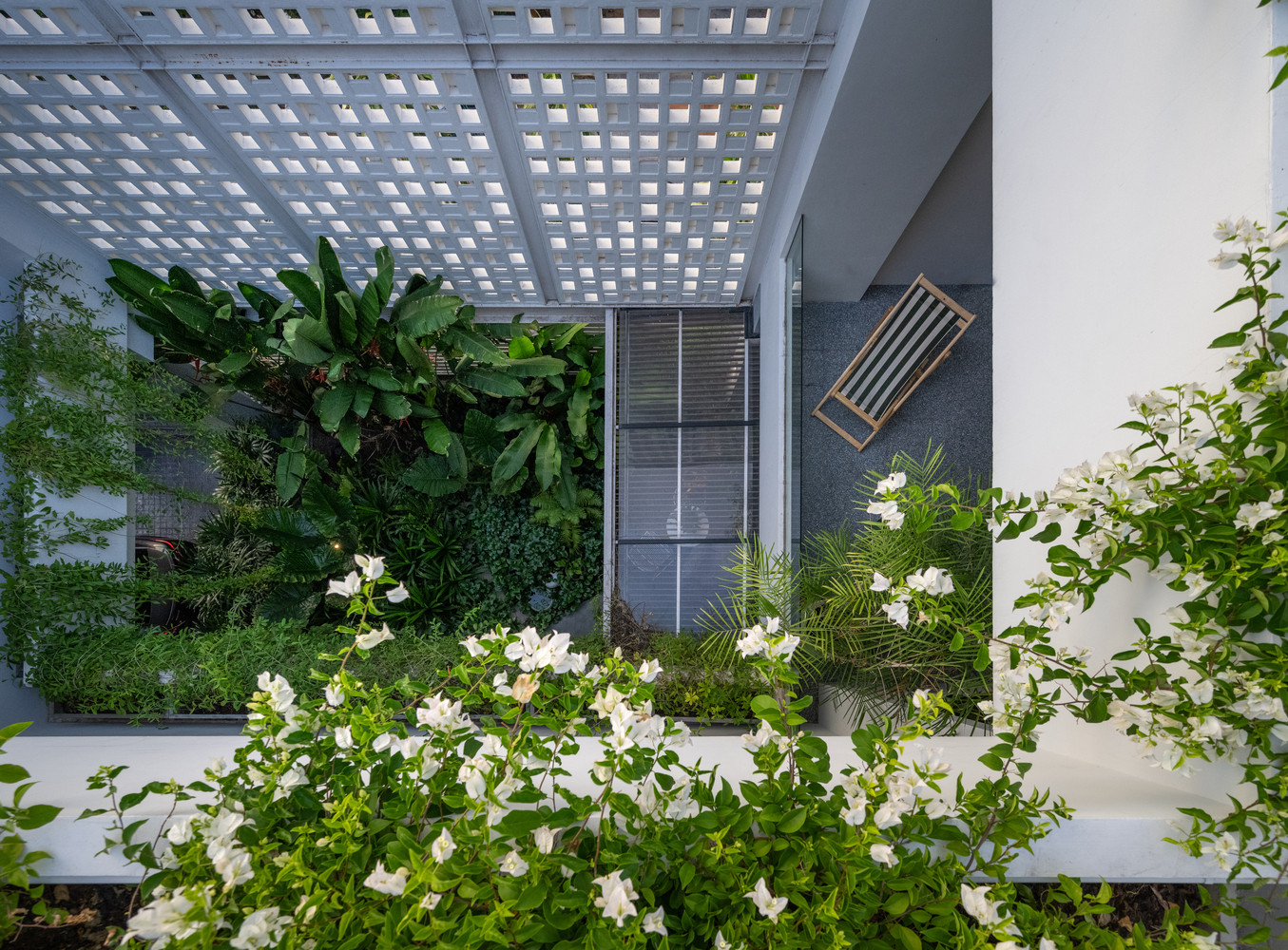 Khu vực sinh hoạt ở tầng 1 tiết giảm tường bao để thông gió chéo, cũng như lấy diện tích làm chỗ đậu xe cho 2 người. Khu vực sinh hoạt ở tầng 1 tiết giảm tường bao để thông gió chéo, cũng như lấy diện tích làm chỗ đậu xe cho 2 người.