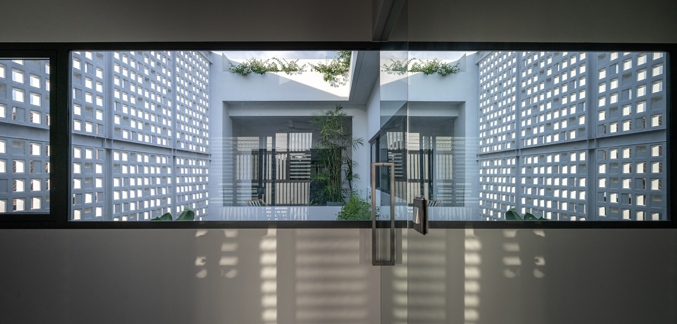 Tầng hai là không gian của hai phòng ngủ và phòng làm việc. Tầng hai là không gian của hai phòng ngủ và phòng làm việc.