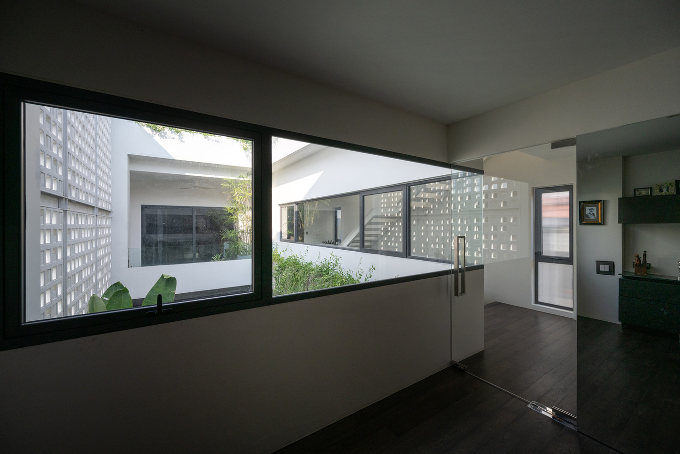 Tầng hai là không gian của hai phòng ngủ và phòng làm việc. Tầng hai là không gian của hai phòng ngủ và phòng làm việc.